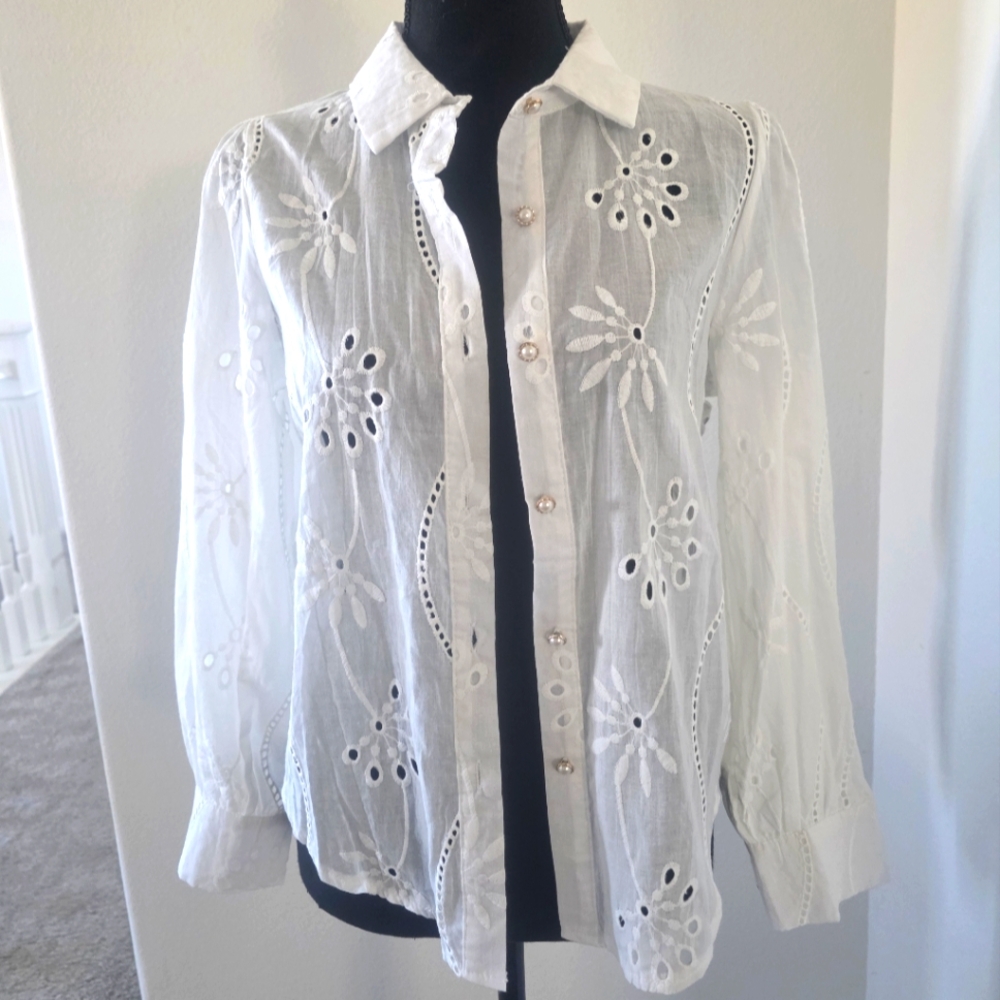 NWT White Eyelet Button-Up Blouse Small